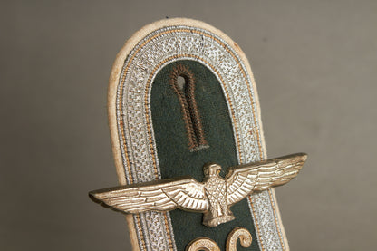 WW2 Tysk Wehrmacht Veteran "Souvenir". Skulderstrop med ørn (hagekors knækket). Original.