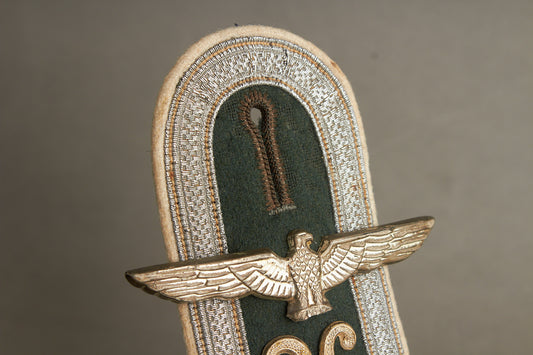 WW2 Tysk Wehrmacht Veteran "Souvenir". Skulderstrop med ørn (hagekors knækket). Original.