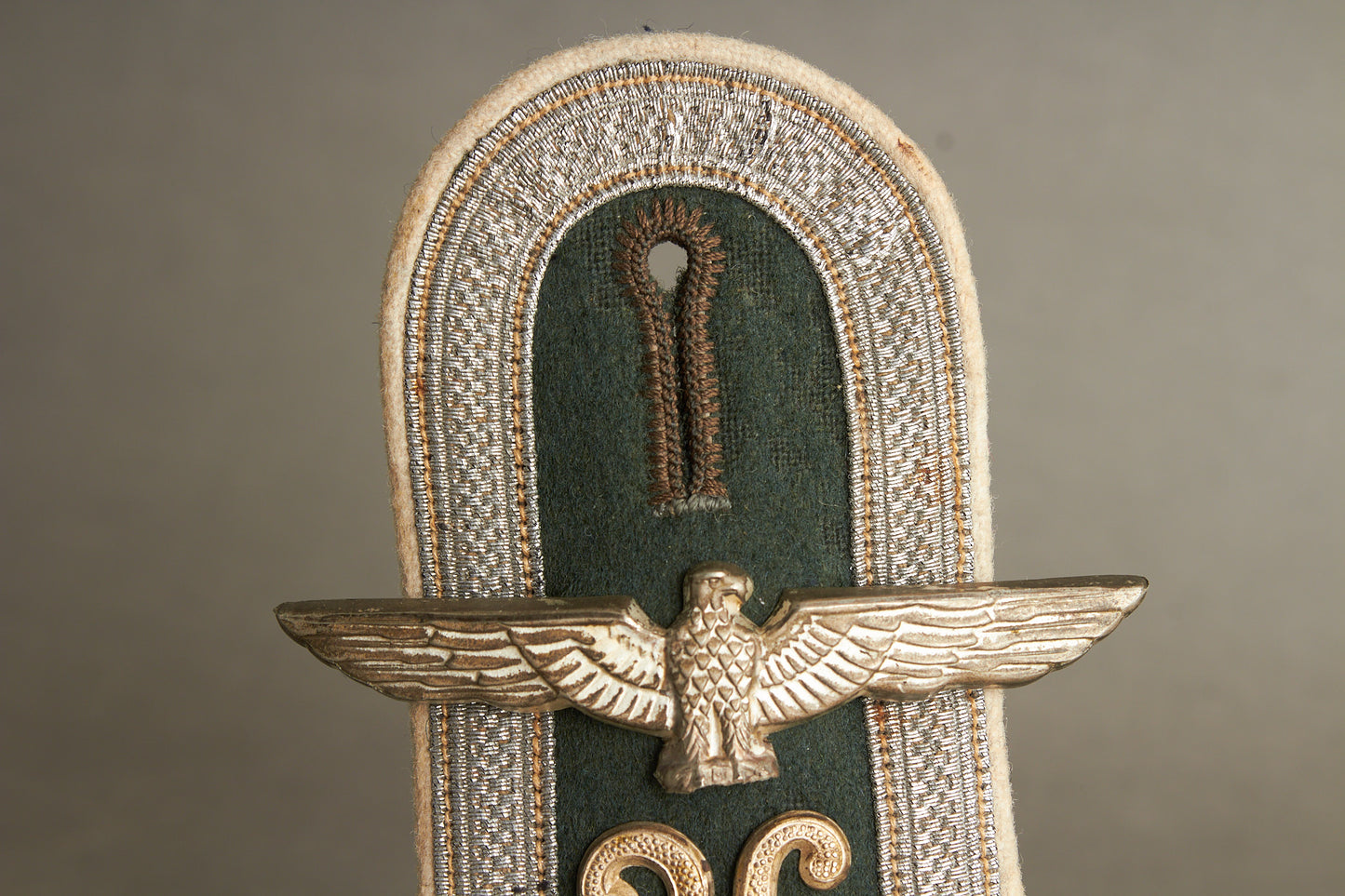 WW2 Tysk Wehrmacht Veteran "Souvenir". Skulderstrop med ørn (hagekors knækket). Original.