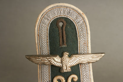 WW2 Tysk Wehrmacht Veteran "Souvenir". Skulderstrop med ørn (hagekors knækket). Original.