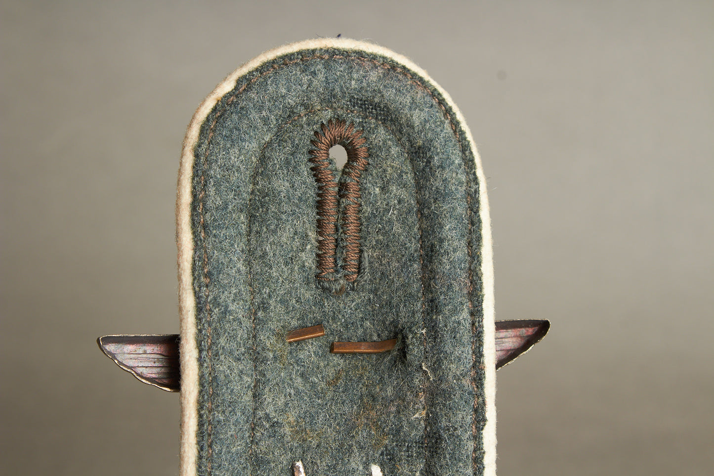 WW2 Tysk Wehrmacht Veteran "Souvenir". Skulderstrop med ørn (hagekors knækket). Original.