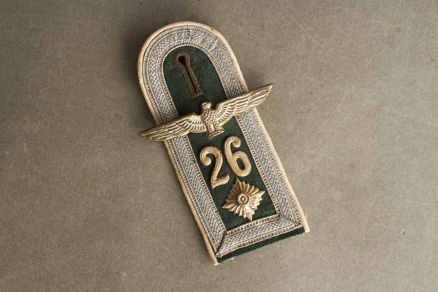 WW2 Tysk Wehrmacht Veteran "Souvenir". Skulderstrop med ørn (hagekors knækket). Original.