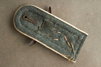 WW2 Tysk Wehrmacht Veteran "Souvenir". Skulderstrop med ørn (hagekors knækket). Original.