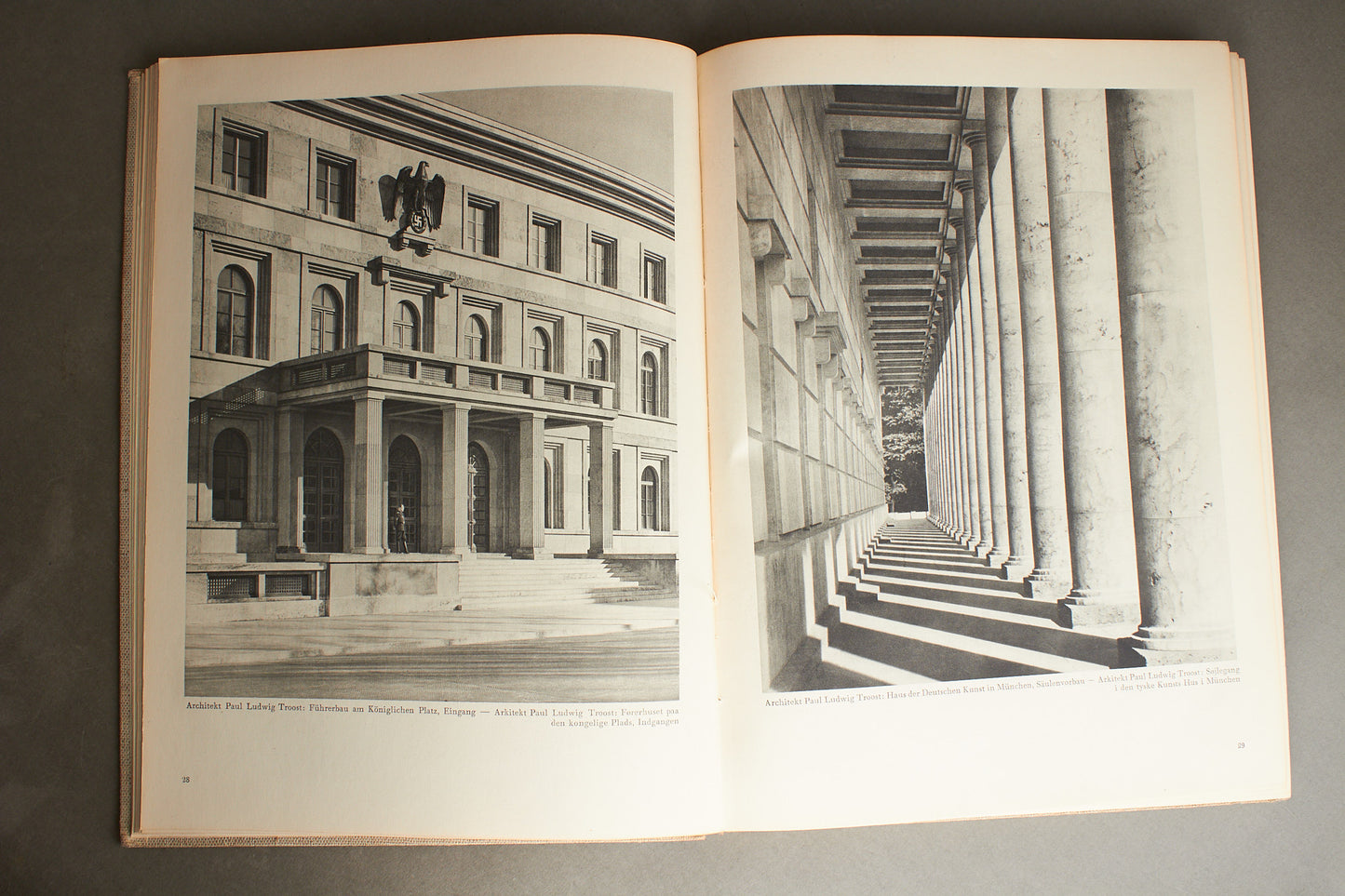 WW2 Tysk/Dansk Nazistisk udgivelse "Moderne Tysk Arkitektur". En af de bedre. A4-størrelse. Original.