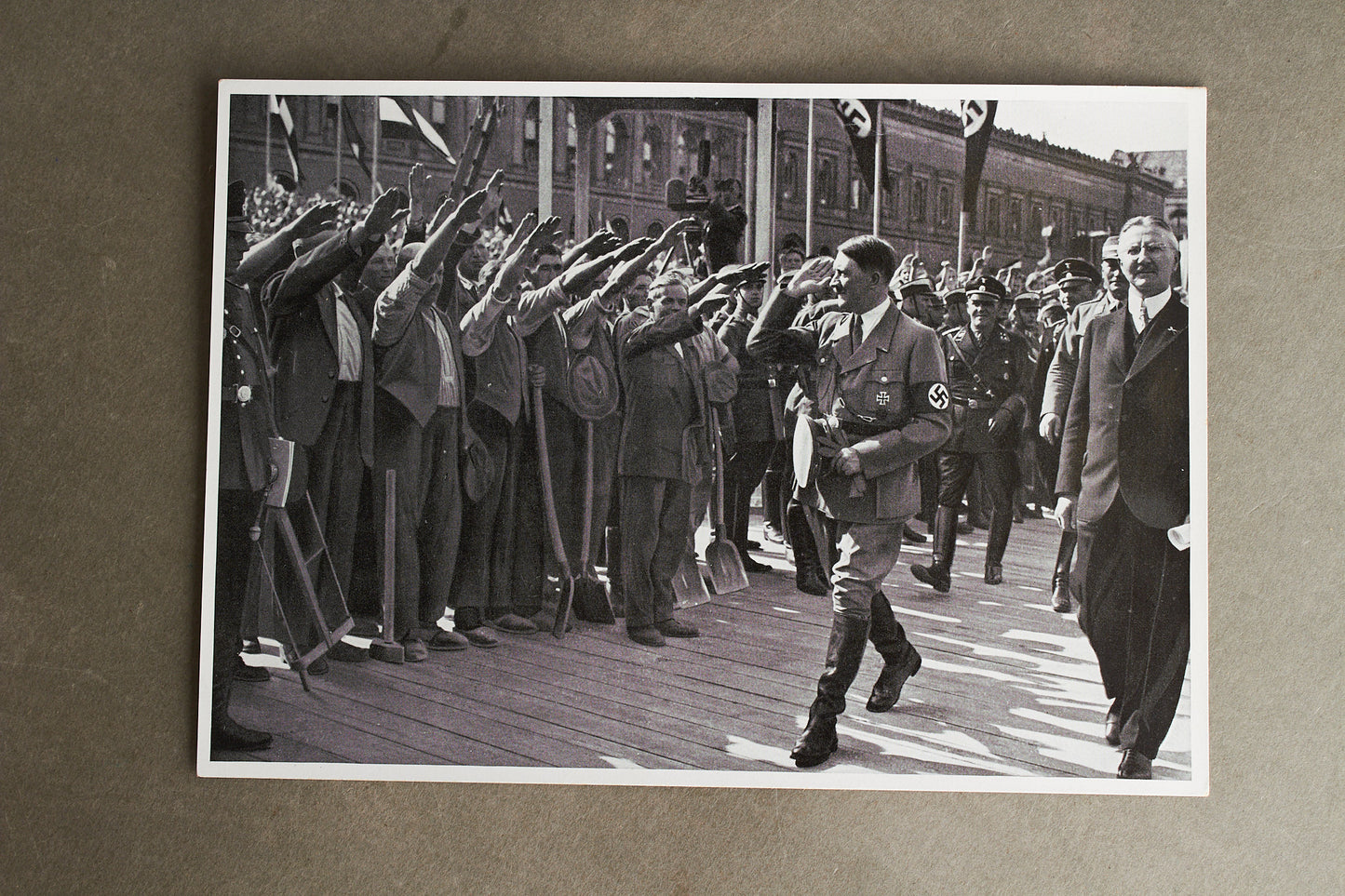 WW2 Tysk "Cigaretten Album" Billede. 12x17 cm. Godt motiv med AH. Original.