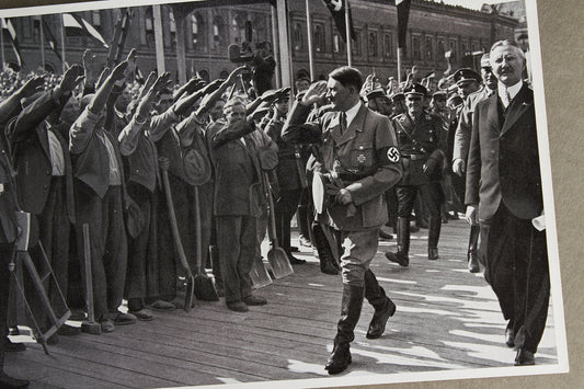 WW2 Tysk "Cigaretten Album" Billede. 12x17 cm. Godt motiv med AH. Original.