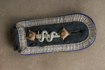 WW2 Tysk Wehrmacht "Sanitäter" Skulderstrop. Til kampuniformen. Original.