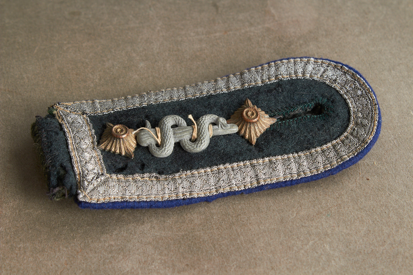 WW2 Tysk Wehrmacht "Sanitäter" Skulderstrop. Til kampuniformen. Original.