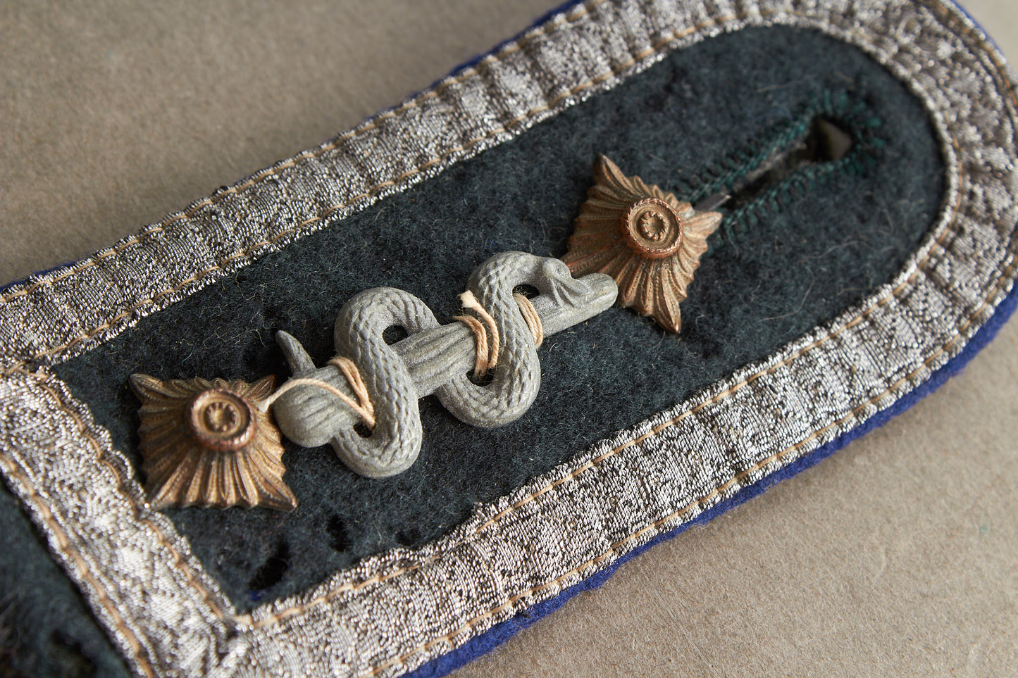 WW2 Tysk Wehrmacht "Sanitäter" Skulderstrop. Til kampuniformen. Original.