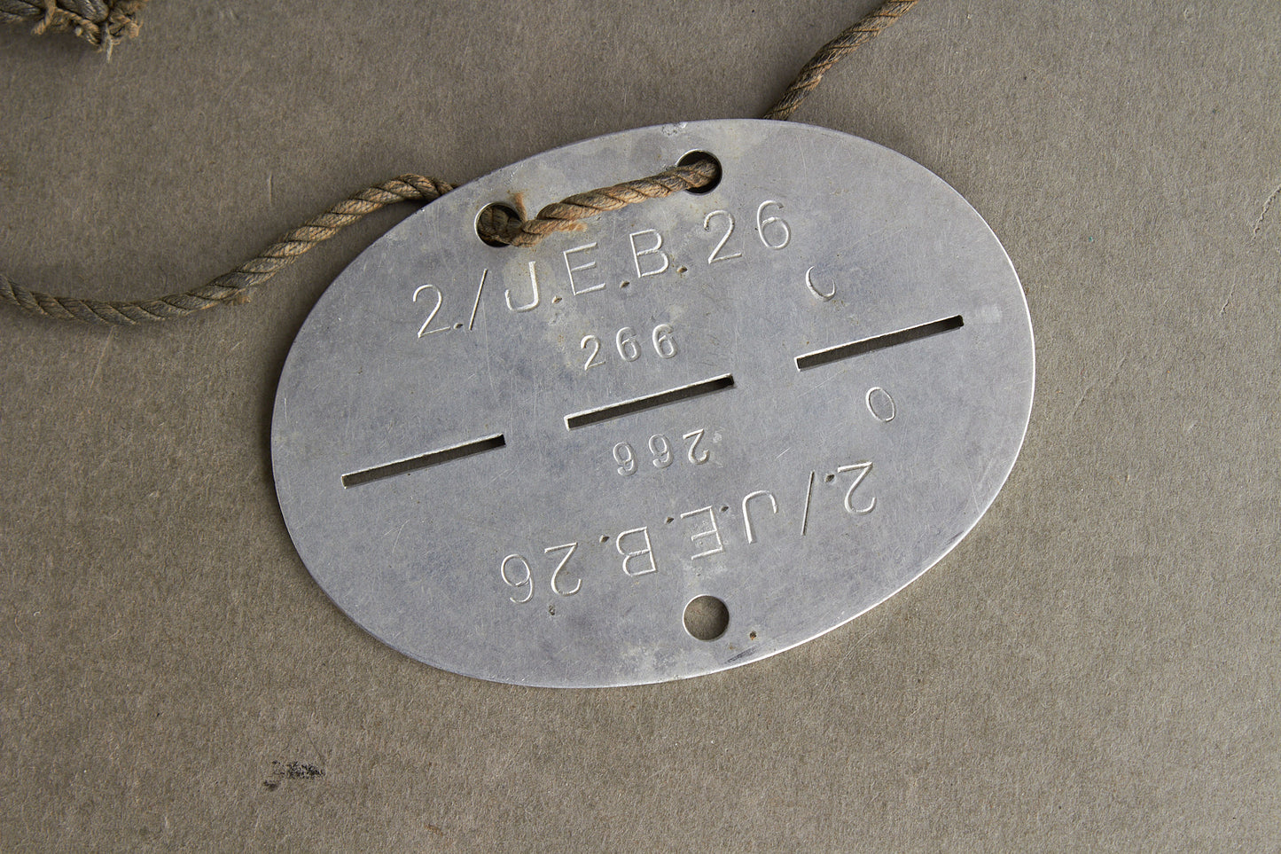 WW2 Tysk Wehrmacht Infanterie Hundetegn / "Dødemandsbrik". Original.