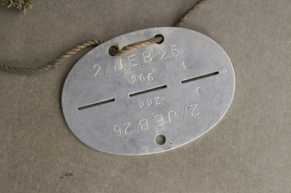 WW2 Tysk Wehrmacht Infanterie Hundetegn / "Dødemandsbrik". Original.