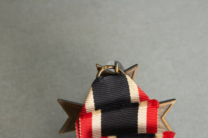 WW2 Tysk "Kriegsverdienstkreuz 2. Klasse". Med fremstiller. Original.