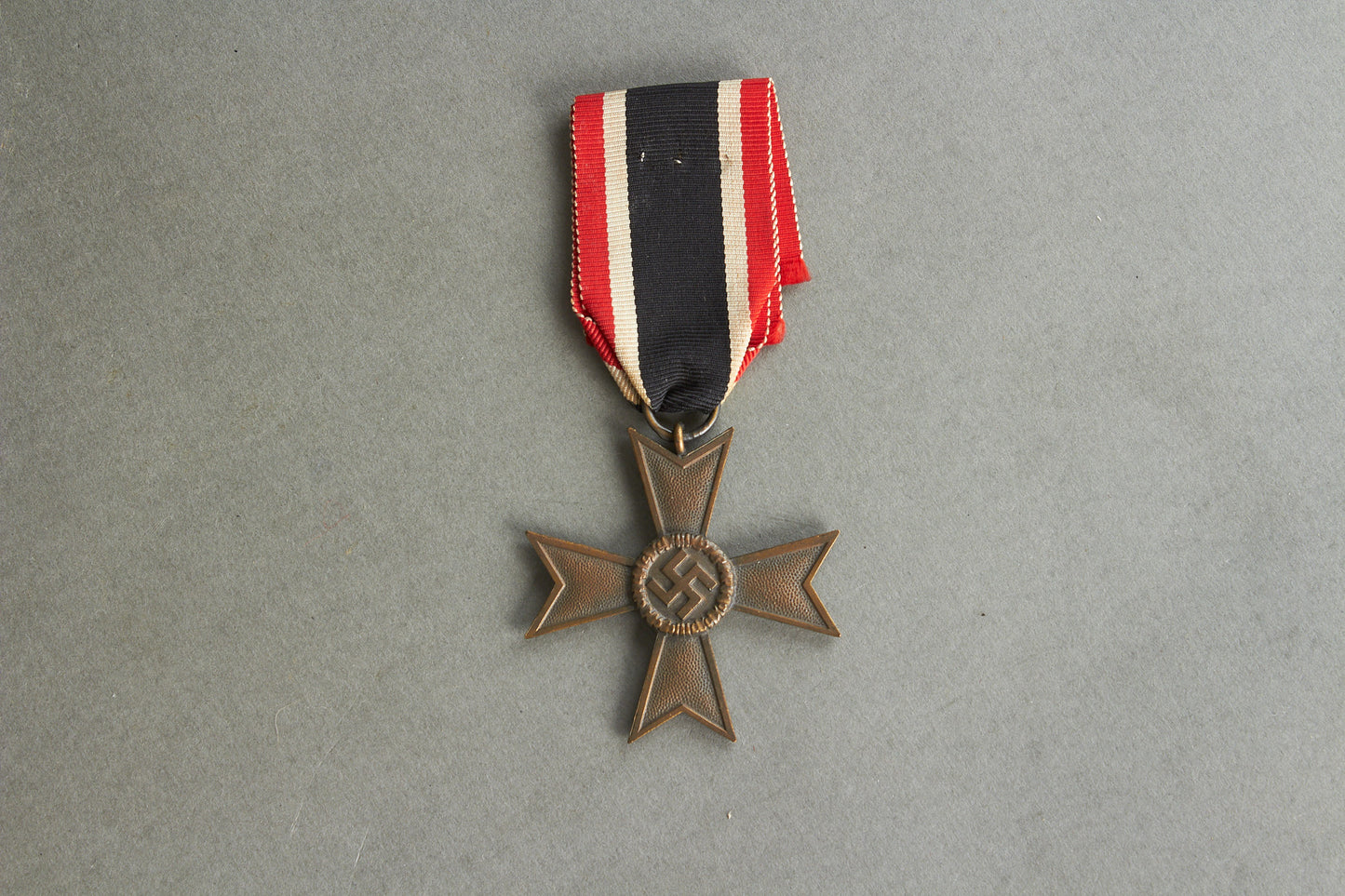 WW2 Tysk "Kriegsverdienstkreuz 2. Klasse". Med fremstiller. Original.