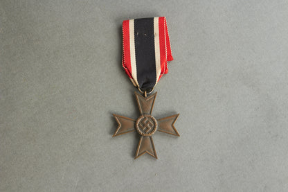 WW2 Tysk "Kriegsverdienstkreuz 2. Klasse". Med fremstiller. Original.