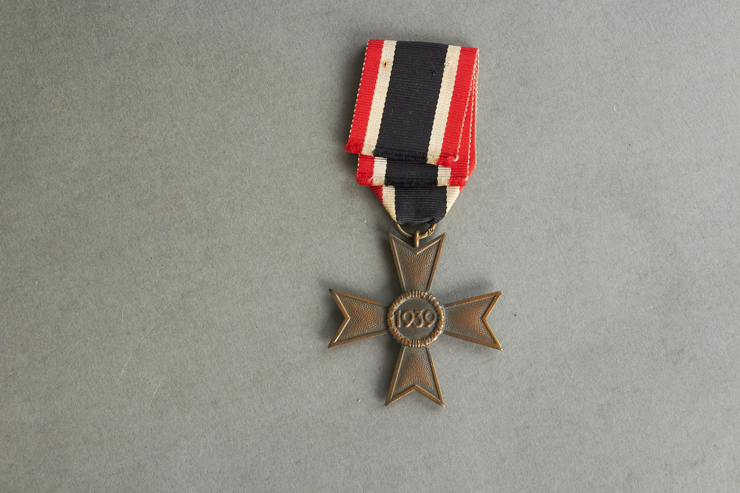 WW2 Tysk "Kriegsverdienstkreuz 2. Klasse". Med fremstiller. Original.