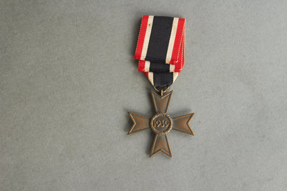 WW2 Tysk "Kriegsverdienstkreuz 2. Klasse". Med fremstiller. Original.