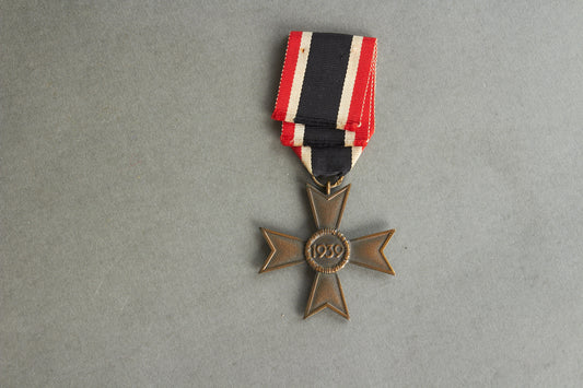 WW2 Tysk "Kriegsverdienstkreuz 2. Klasse". Med fremstiller. Original.