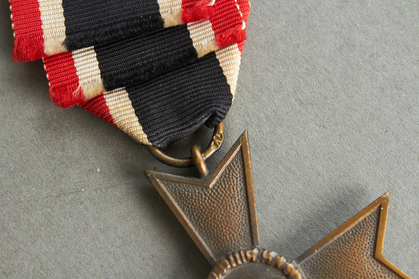 WW2 Tysk "Kriegsverdienstkreuz 2. Klasse". Med fremstiller. Original.