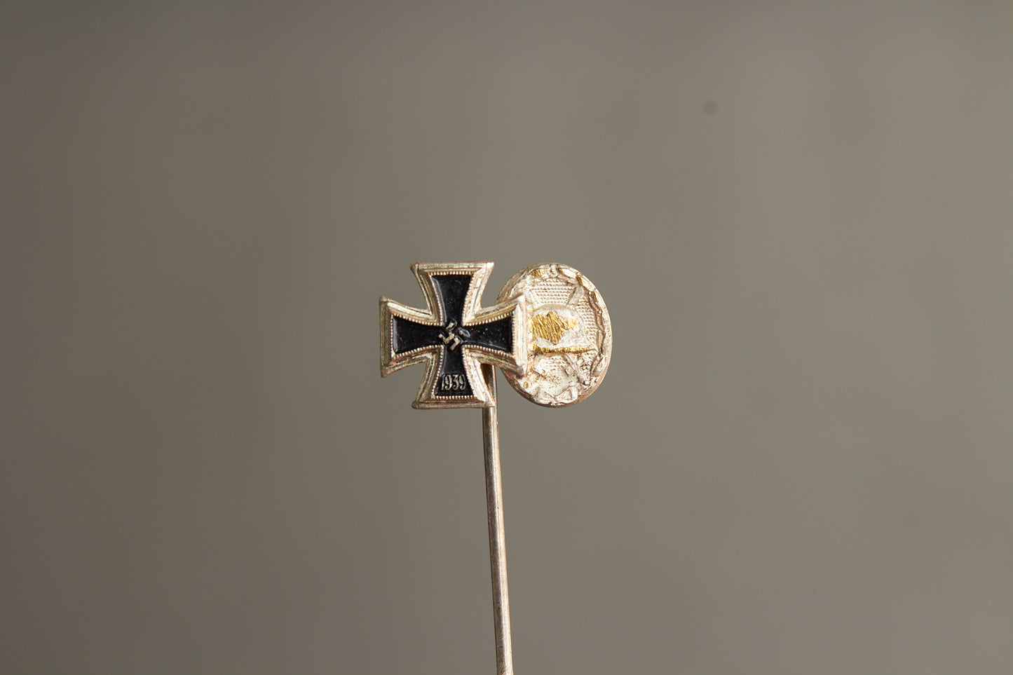 WW2 Tysk Jernkors og Sårettegn i Sølv Miniature Pin. Original.