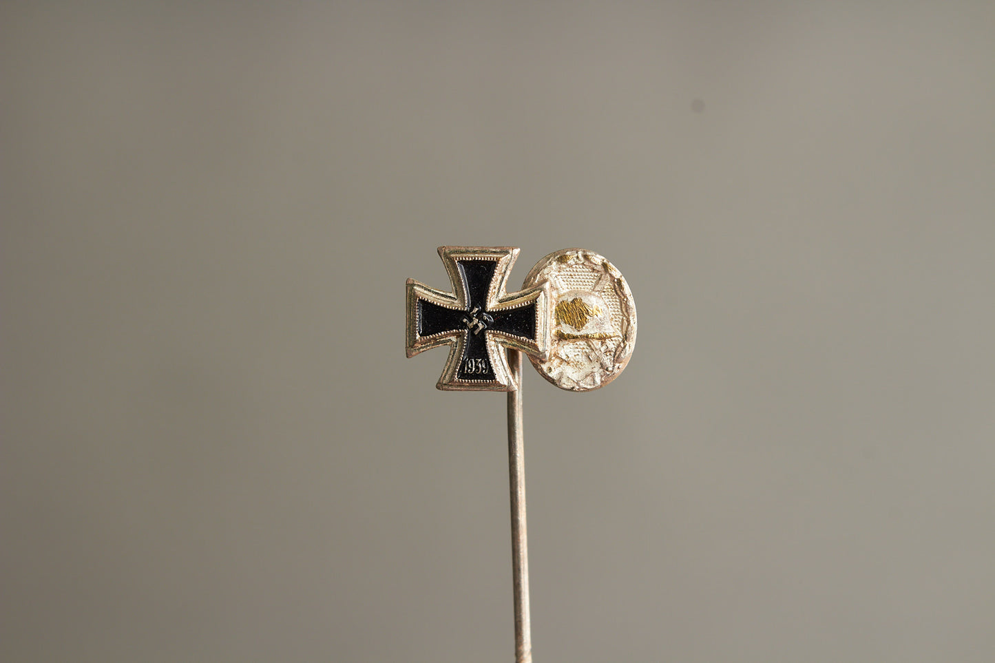 WW2 Tysk Jernkors og Sårettegn i Sølv Miniature Pin. Original.