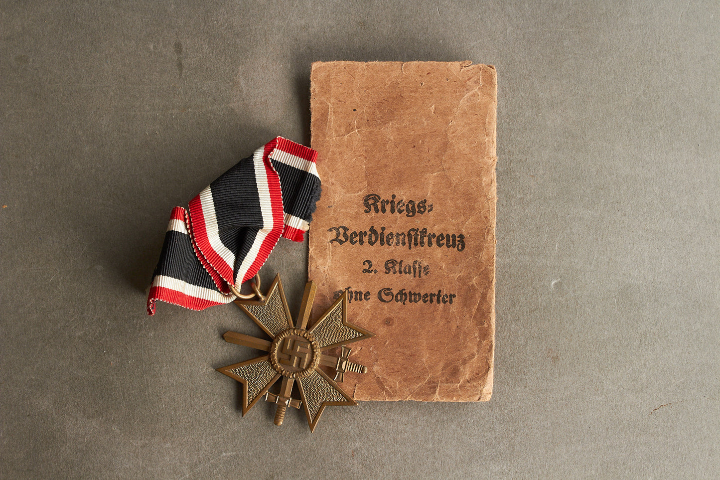 WW2 Tysk KVK 2. Klasse med sværd i tildelingspose. Original.