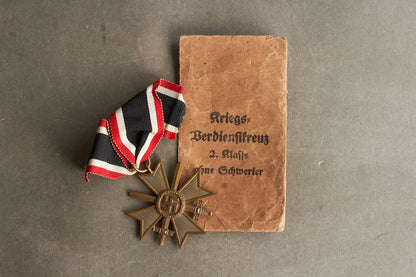 WW2 Tysk KVK 2. Klasse med sværd i tildelingspose. Original.