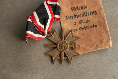 WW2 Tysk KVK 2. Klasse med sværd i tildelingspose. Original.