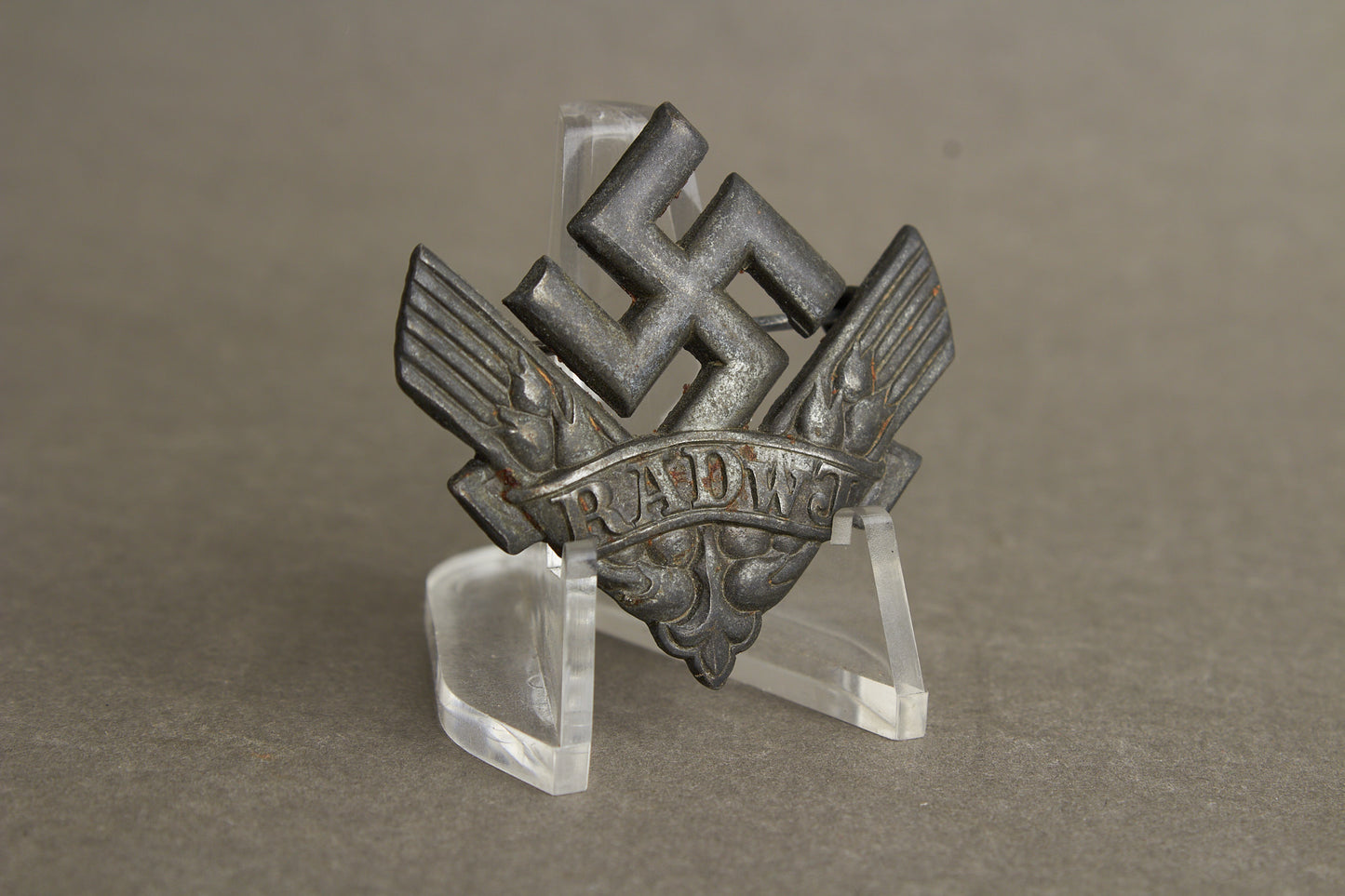 WW2 RADwJ (Reichsarbeitsdienst der weiblichen Jugend) Brosche for "Kriegshilfsdienst". Original.