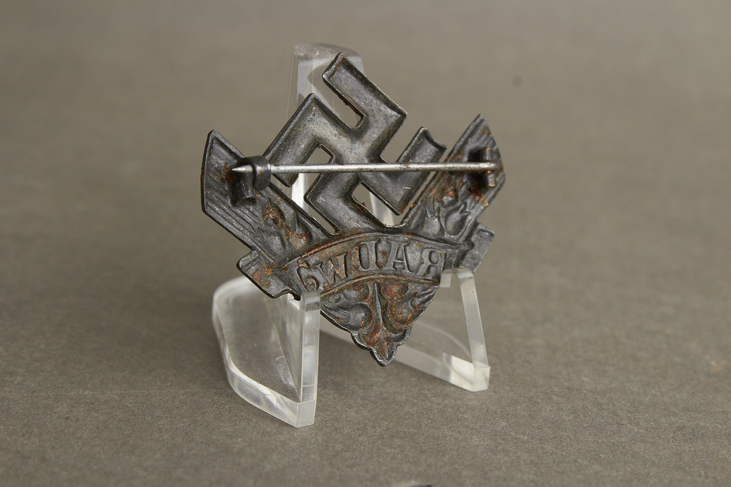 WW2 RADwJ (Reichsarbeitsdienst der weiblichen Jugend) Brosche for "Kriegshilfsdienst". Original.