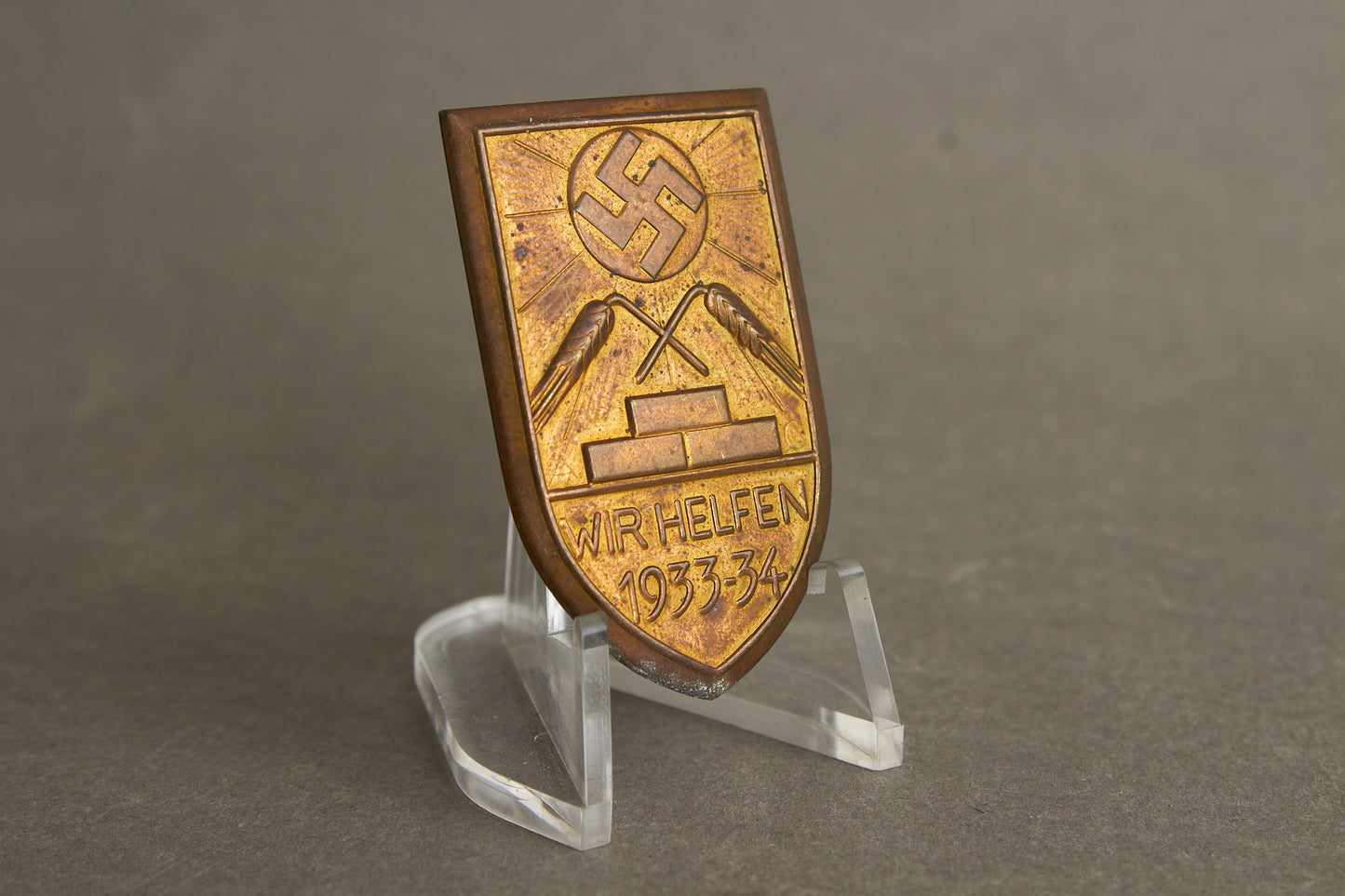 WW2 Tysk Tidlig 1933/34 "Wir Helfen" WHW/NSDAP Tinnie. Sjælden. Original.
