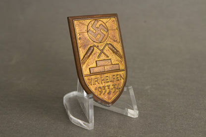 WW2 Tysk Tidlig 1933/34 "Wir Helfen" WHW/NSDAP Tinnie. Sjælden. Original.