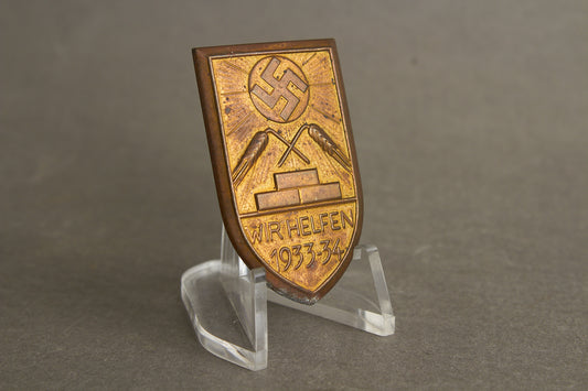 WW2 Tysk Tidlig 1933/34 "Wir Helfen" WHW/NSDAP Tinnie. Sjælden. Original.