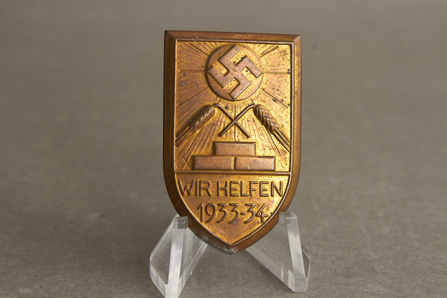 WW2 Tysk Tidlig 1933/34 "Wir Helfen" WHW/NSDAP Tinnie. Sjælden. Original.