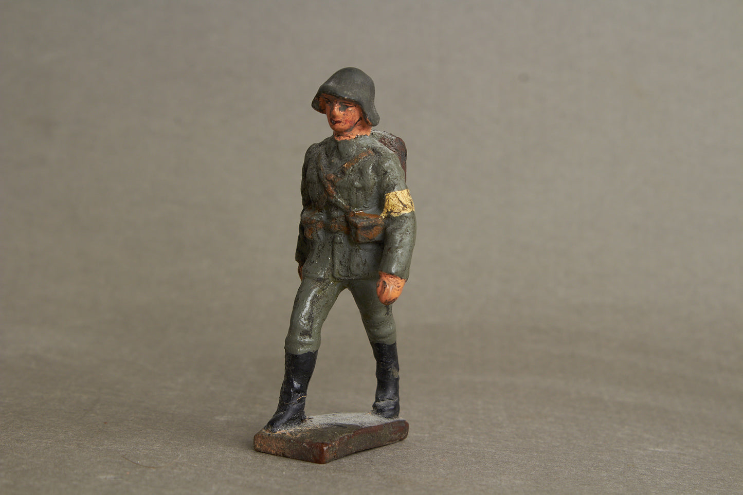 WW2 Tysk Lineol "Sanitäter" Legetøjssoldat. Original.