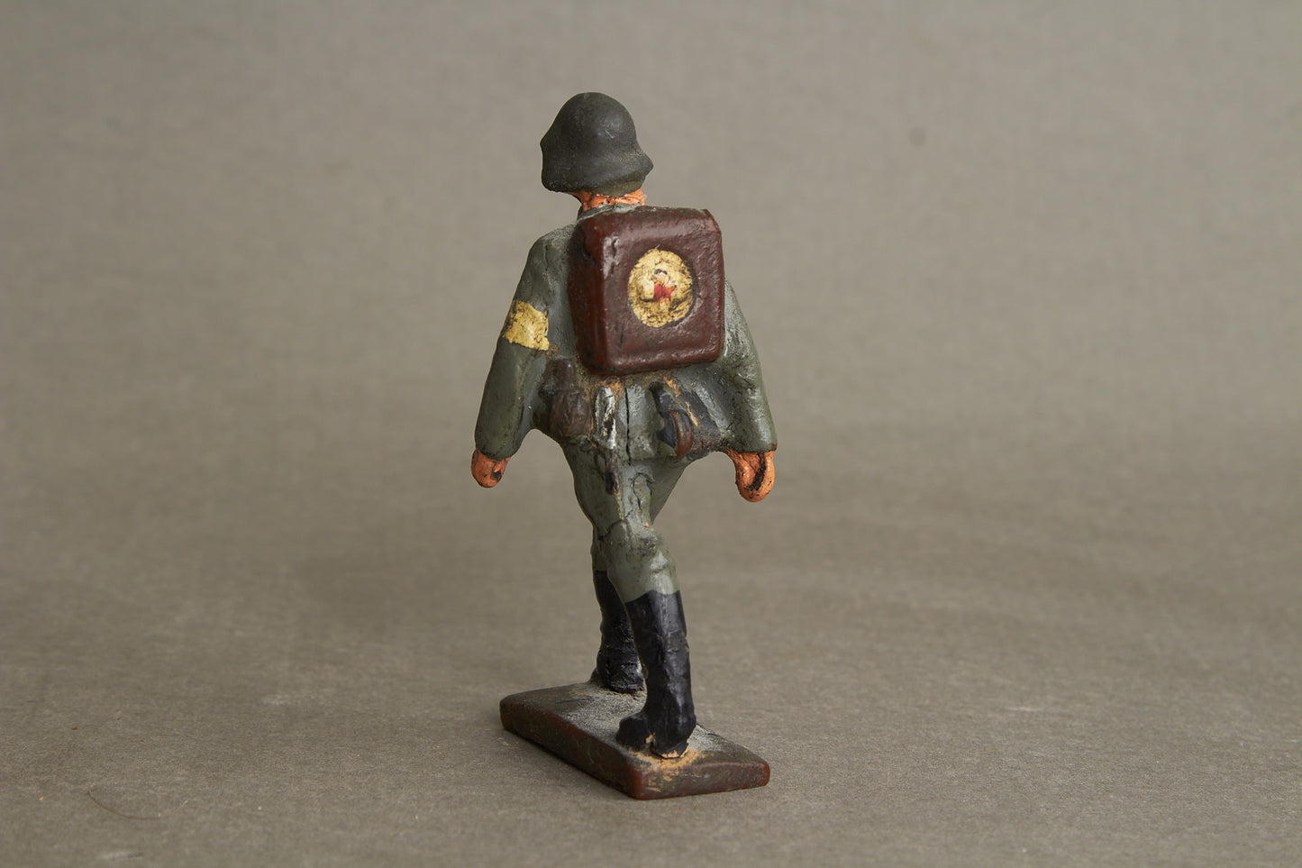 WW2 Tysk Lineol "Sanitäter" Legetøjssoldat. Original.