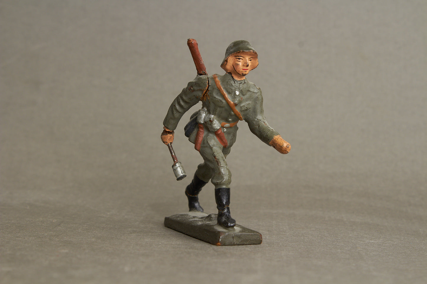 WW2 Tysk Lineol Legetøjssoldat. Original.