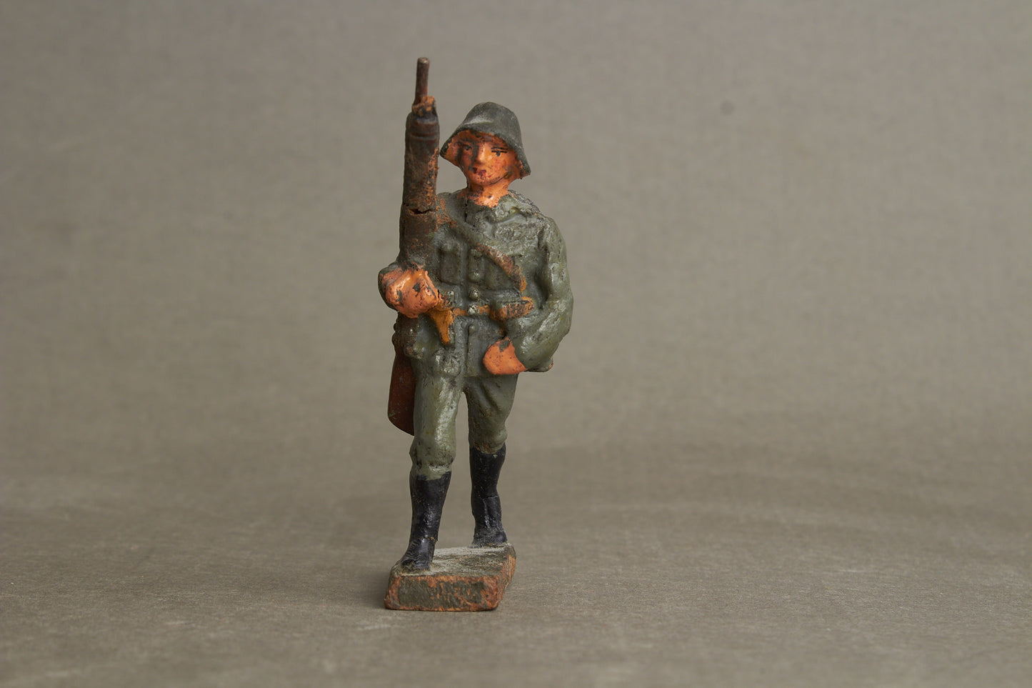 WW2 Tysk Lineol Legetøjssoldat. Original.