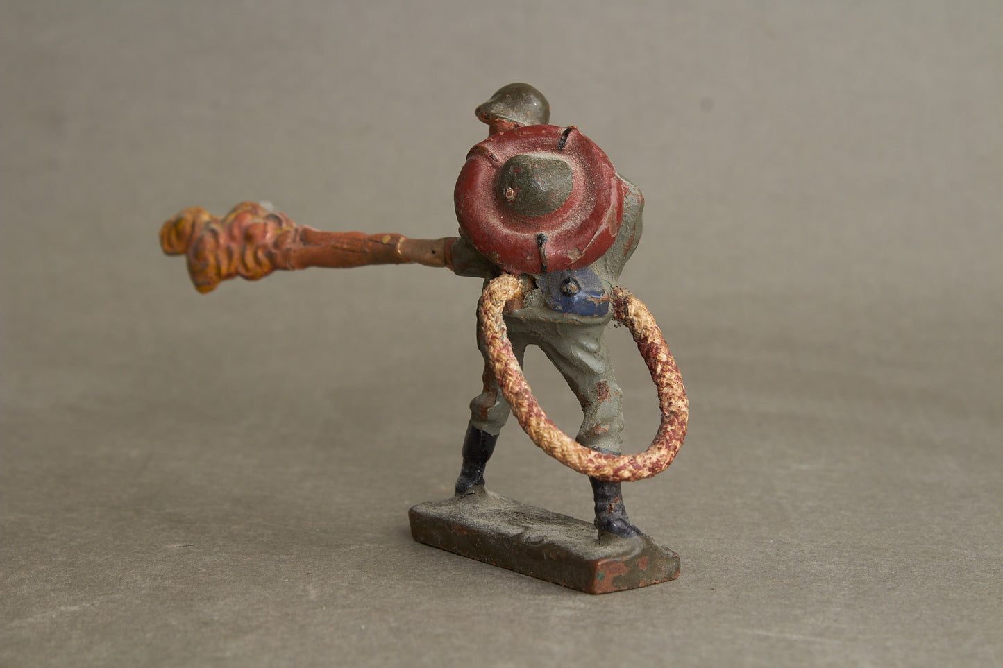 WW2 Tysk Lineol Legetøjssoldat med Flammekaster. Original.