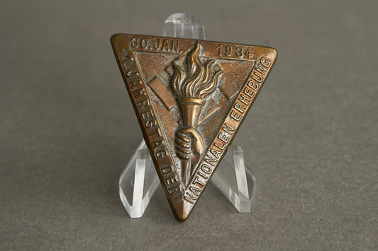 WW2 Tysk Tidlig SA/NSDAP "1. Jahrestag der Nationalen Erhebung 1934" Tinnie. Sjælden. Original.
