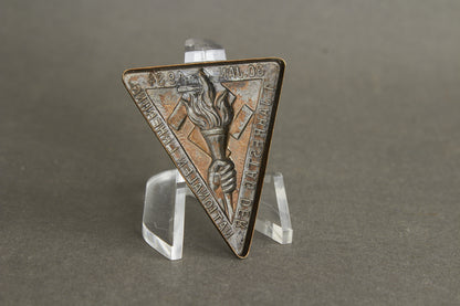 WW2 Tysk Tidlig SA/NSDAP "1. Jahrestag der Nationalen Erhebung 1934" Tinnie. Sjælden. Original.