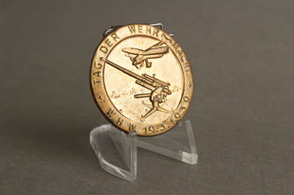 WW2 Tysk "Tag der Wehrmacht 1939" Tinnie. En af de bedre. Original.