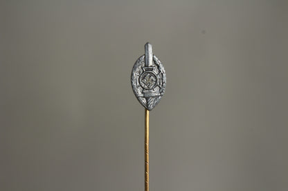 WW2 Tysk NSKOV Medlemspin. Fremstiller "RZM M1/52". Original.