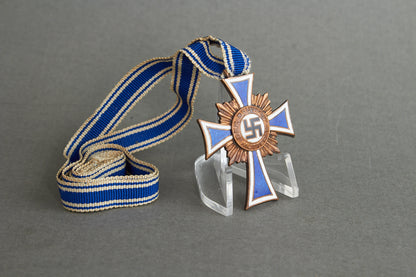 WW2 Tysk Mutterkreuz "Ehrenkreuz der Deutschen Mutter" i Bronze. Original.
