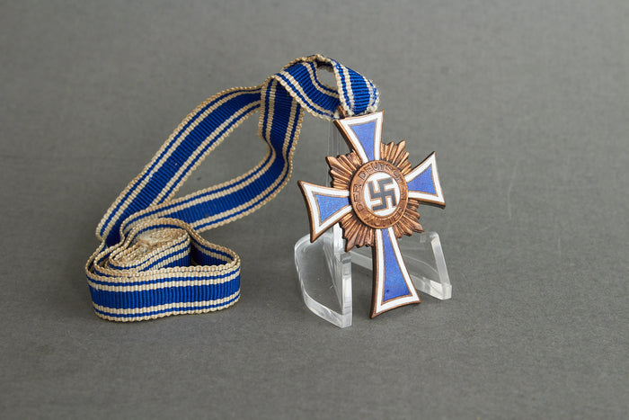 WW2 Tysk Mutterkreuz "Ehrenkreuz der Deutschen Mutter" i Bronze. Original.