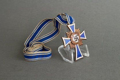 WW2 Tysk Mutterkreuz "Ehrenkreuz der Deutschen Mutter" i Bronze. Original.