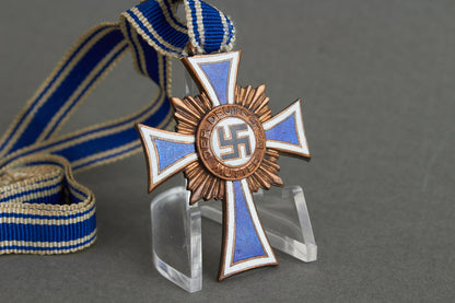 WW2 Tysk Mutterkreuz "Ehrenkreuz der Deutschen Mutter" i Bronze. Original.