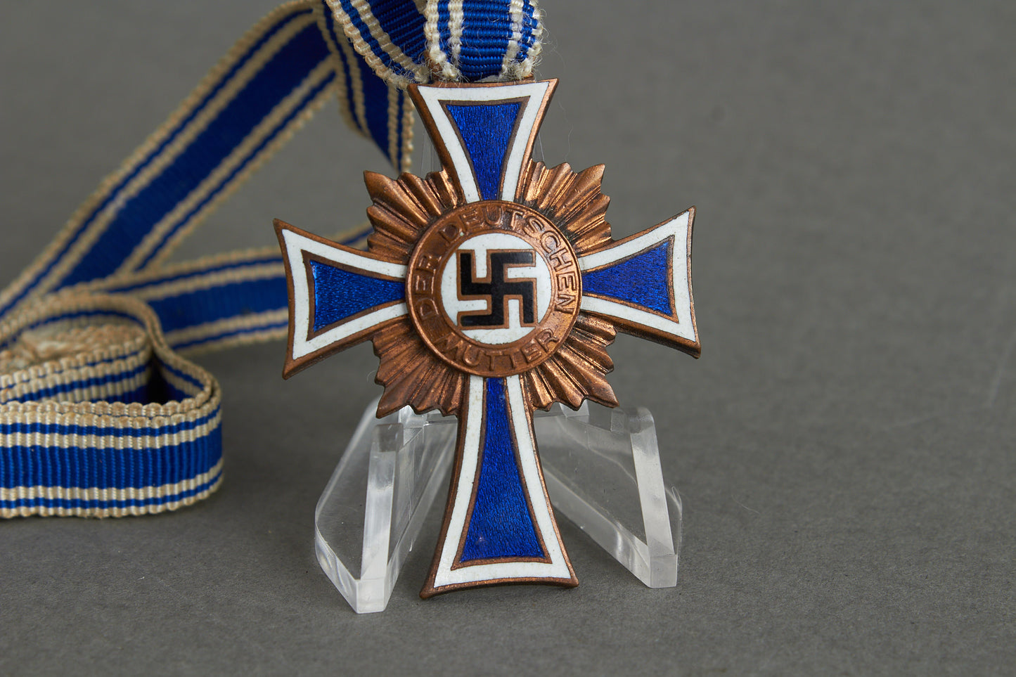 WW2 Tysk Mutterkreuz "Ehrenkreuz der Deutschen Mutter" i Bronze. Original.