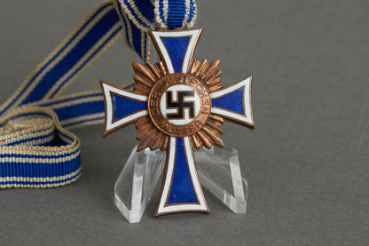 WW2 Tysk Mutterkreuz "Ehrenkreuz der Deutschen Mutter" i Bronze. Original.