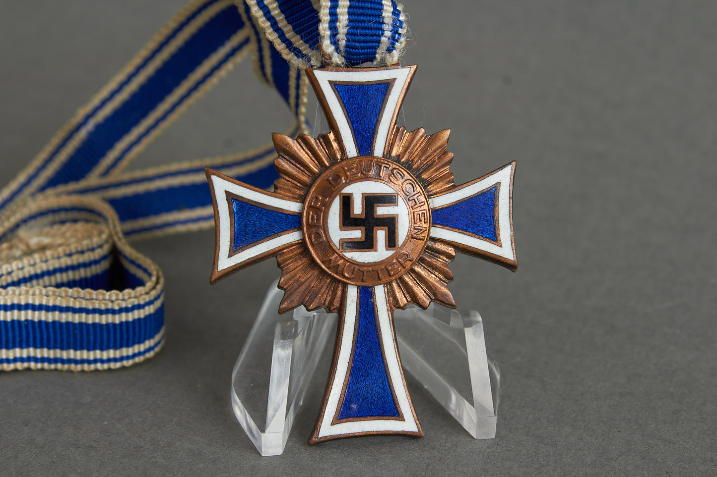 WW2 Tysk Mutterkreuz "Ehrenkreuz der Deutschen Mutter" i Bronze. Original.