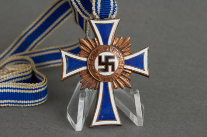 WW2 Tysk Mutterkreuz "Ehrenkreuz der Deutschen Mutter" i Bronze. Original.